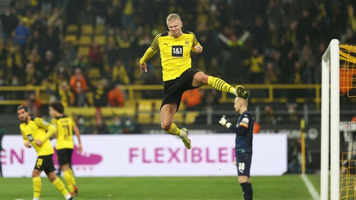 DORTMUND, GERMANY - DECEMBER 15: Erling Haaland of Borussia Dortmund celebrates after scoring their sides second goal during the Bundesliga match between Borussia Dortmund and SpVgg Greuther Fürth at Signal Iduna Park on December 15, 2021 in Dortmund, Germany. (Photo by Dean Mouhtaropoulos/Getty Images)