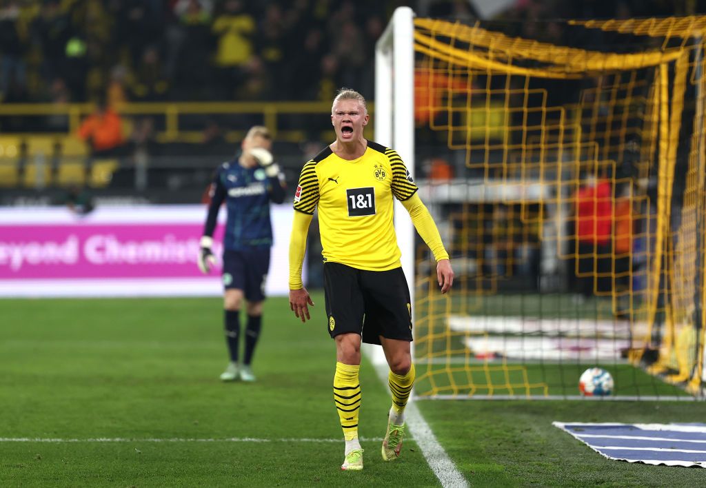 DORTMUND, GERMANY - DECEMBER 15: Erling Haaland of Borussia Dortmund celebrates after scoring their sides second goal during the Bundesliga match between Borussia Dortmund and SpVgg Greuther Fürth at Signal Iduna Park on December 15, 2021 in Dortmund, Germany. (Photo by Dean Mouhtaropoulos/Getty Images)