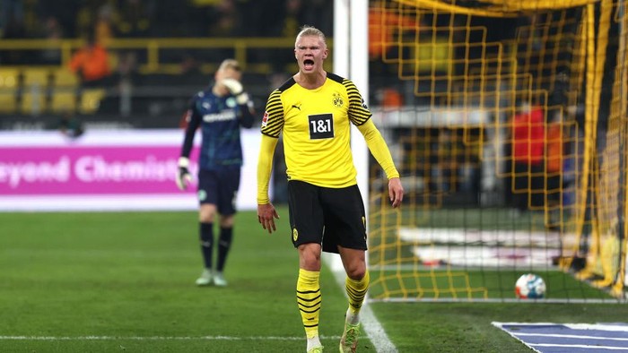 DORTMUND, GERMANY - DECEMBER 15: Erling Haaland of Borussia Dortmund celebrates after scoring their sides second goal during the Bundesliga match between Borussia Dortmund and SpVgg Greuther Fürth at Signal Iduna Park on December 15, 2021 in Dortmund, Germany. (Photo by Dean Mouhtaropoulos/Getty Images)