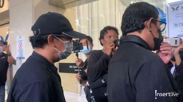 Asep Yusman, ayah Gaga Muhammad mendatangi rumah duka didampingi pengacara dan teman-temannya. Yuk intip!