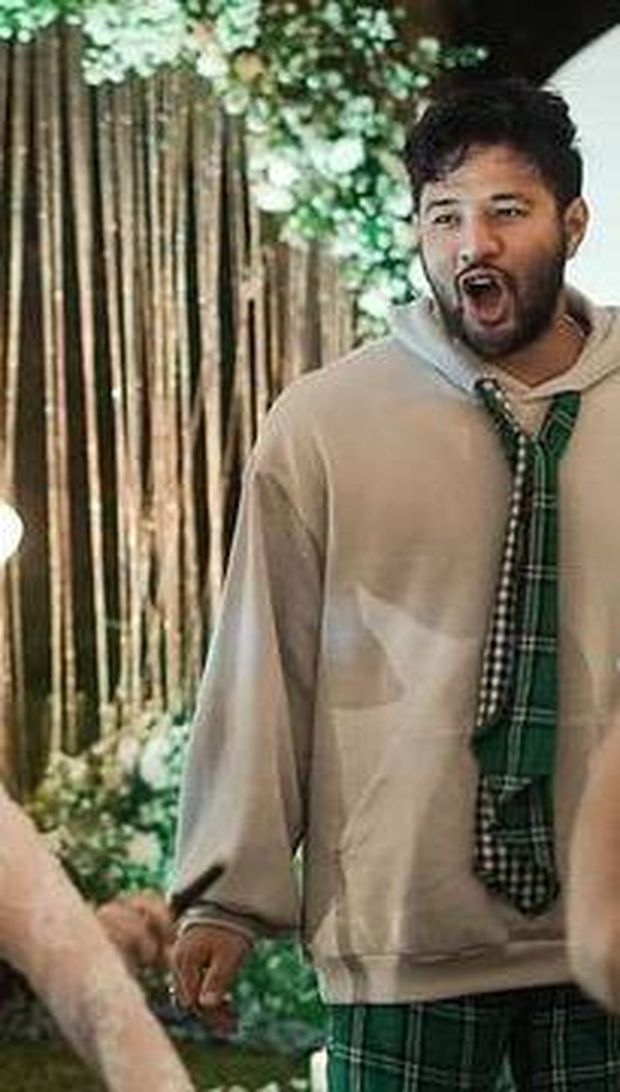 Kabar bahagia datang dari adik Ammar Zoni baru saja lamar kekasih bulenya, Yasmine Ow selebgram Malaysia. Yuk intip!