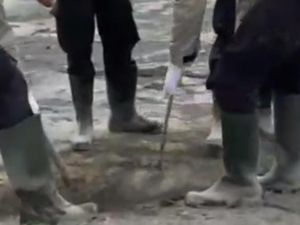 Video Ini Buktikan Abu Vulkanik Semeru di Dalam Tanah Masih Panas