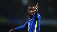 3. Antonio Rudiger. Walaupun kini tampil menonjol di lini belakang Chelsea, klub London itu kabarnya masih ragu memberinya kontrak baru. Foto: (Getty Images/Marc Atkins)