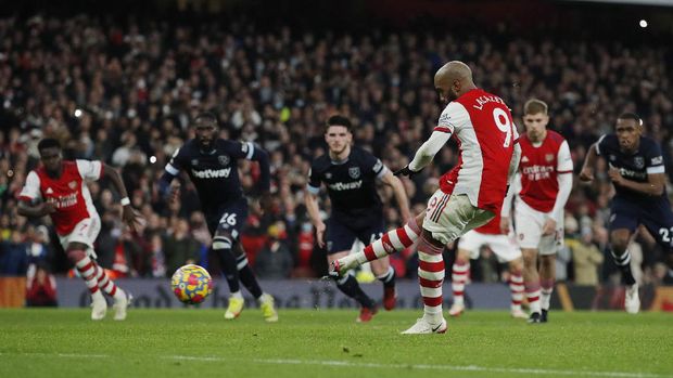 Soccer Football - Premier League - Arsenal v West Ham United - Emirates Stadium, London, Britain - December 15, 2021 Arsenal's Alexandre Lacazette misses a penalty Action Images via Reuters/Andrew Couldridge EDITORIAL USE ONLY. No use with unauthorized audio, video, data, fixture lists, club/league logos or 'live' services. Online in-match use limited to 75 images, no video emulation. No use in betting, games or single club /league/player publications.  Please contact your account representative for further details.