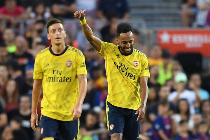 BARCELONA, SPAIN - AUGUST 04: Pierre-Emerick Aubameyang of Arsenal celebrates with his tem mate Mesut Ozil after scoring his teams first goal during the Joan Gamper trophy friendly match between FC Barcelona and Arsenal at Nou Camp on August 04, 2019 in Barcelona, Spain. (Photo by David Ramos/Getty Images)