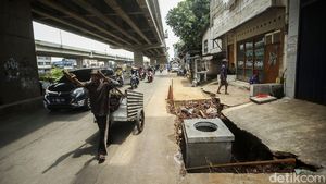 Awas! Ada Lubang Tak Tertutup di Kalimalang Bekasi