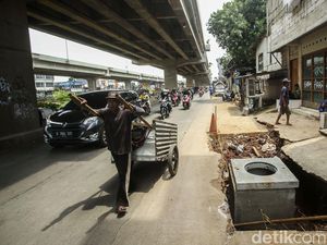 Awas! Ada Lubang Tak Tertutup di Kalimalang Bekasi Awas! Ada Lubang Tak Tertutup di Kalimalang Bekasi