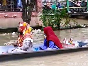 Desa di Lamongan Ini Seminggu Banjir, Warga Gunakan Perahu Pengganti Motor