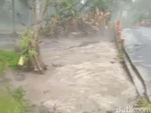 Banjir Lahar Dingin Terjang Permukiman Warga di Lereng Semeru