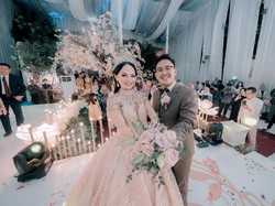 5 Pernikahan Viral di 2021, Pria Ini Nikahi Teman Sekelas Anaknya