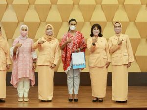 HUT Ke-22, Dharma Wanita Kemnaker Gelar Talk Show hingga Bakti Sosial HUT Ke-22, Dharma Wanita Kemnaker Gelar Talk Show hingga Bakti Sosial