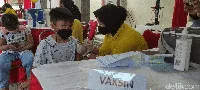 Ekspresi Anak-anak Semarang Divaksin COVID-19