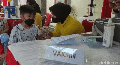 Ekspresi Anak-anak Semarang Divaksin COVID-19