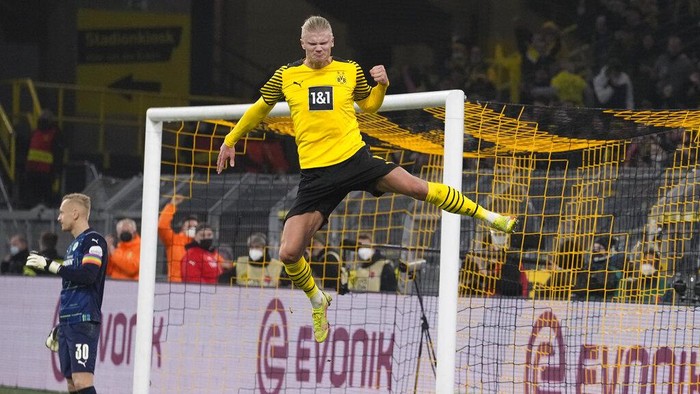 Dortmunds Erling Haaland celebrates his second goal during the German Bundesliga soccer match between Borussia Dortmund and Greuther Fuerth in Dortmund, Germany, Wednesday, Dec. 15, 2021. (AP Photo/Martin Meissner)