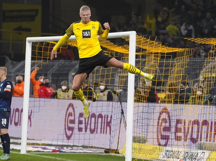 Dortmund's Erling Haaland celebrates his second goal during the German Bundesliga soccer match between Borussia Dortmund and Greuther Fuerth in Dortmund, Germany, Wednesday, Dec. 15, 2021. (AP Photo/Martin Meissner)