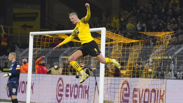 Dortmund's Erling Haaland celebrates his second goal during the German Bundesliga soccer match between Borussia Dortmund and Greuther Fuerth in Dortmund, Germany, Wednesday, Dec. 15, 2021. (AP Photo/Martin Meissner)