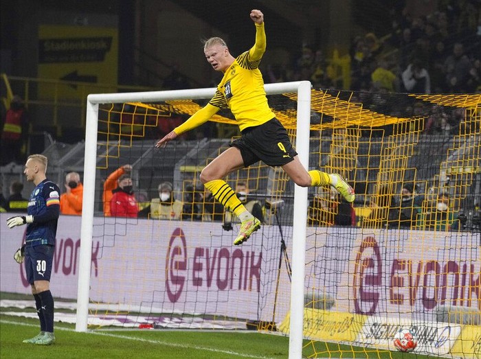 Dortmund's Erling Haaland celebrates his second goal during the German Bundesliga soccer match between Borussia Dortmund and Greuther Fuerth in Dortmund, Germany, Wednesday, Dec. 15, 2021. (AP Photo/Martin Meissner)