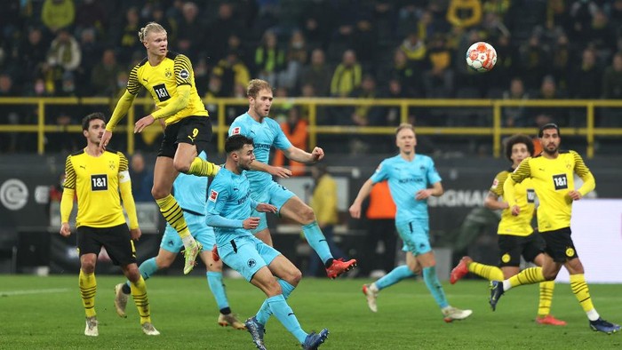 DORTMUND, GERMANY - DECEMBER 15: Erling Haaland of Borussia Dortmund scores their sides second goal during the Bundesliga match between Borussia Dortmund and SpVgg Greuther Fürth at Signal Iduna Park on December 15, 2021 in Dortmund, Germany. (Photo by Dean Mouhtaropoulos/Getty Images)