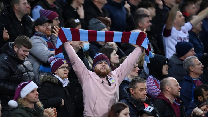 NORWICH, ENGLAND - DECEMBER 14: Fans of Aston Villa show their support during the Premier League match between Norwich City and Aston Villa at Carrow Road on December 14, 2021 in Norwich, England. (Photo by Justin Setterfield/Getty Images)