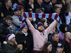 Sorotan Tajam ke Suporter Liga Inggris di Tengah Merebaknya Omicron