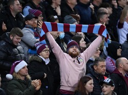 Sorotan Tajam ke Suporter Liga Inggris di Tengah Merebaknya Omicron