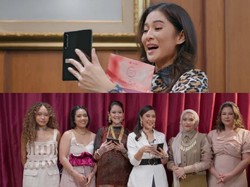 Dian Sastrowardoyo Beraksi di Female Daily Best of Beauty Awards 2021