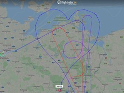 Pesawat Jumbo A380 Terakhir Lukis Pesan Cinta di Udara