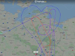 Pesawat Jumbo A380 Terakhir Lukis Pesan Cinta di Udara Pesawat Jumbo A380 Terakhir Lukis Pesan Cinta di Udara