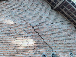 Dampak Gempa Jember M 5.1, Atap Rumah Rusak Hingga Tembok Retak