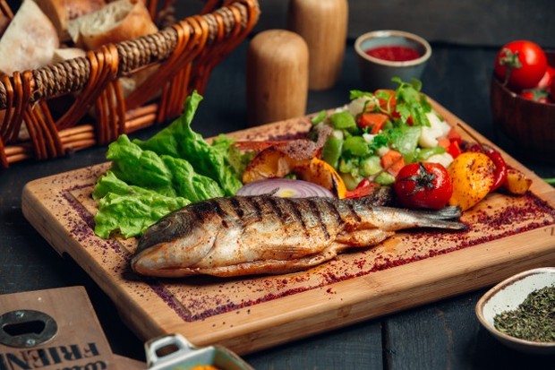 Ikan menjadi pilihan menu tepat untuk barbeque party/Foto: Freepik.com/KamranAydinov Ikan menjadi pilihan menu tepat untuk barbeque party/Foto: Freepik.com/KamranAydinov