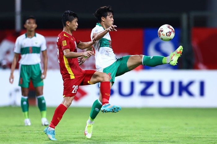 SINGAPORE, SINGAPORE - DECEMBER 15: Alfeandra Dewangga Santosa #28 of Indonesia controls the ball against Phan Van Duc #20 of Vietnam during the second half of their AFF Suzuki Cup Group B game at Bishan Stadium on December 15, 2021 in Singapore. (Photo by Yong Teck Lim/Getty Images)
