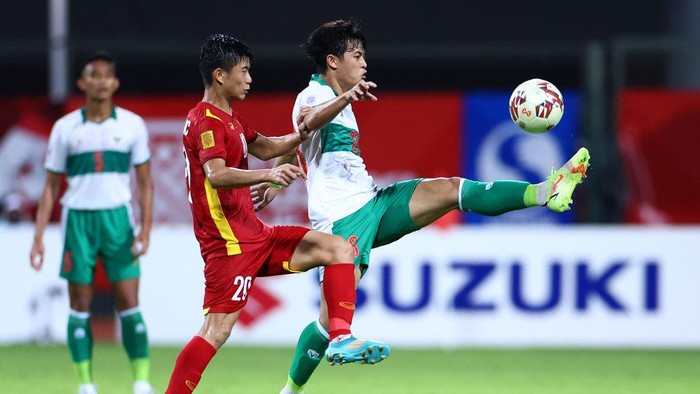 SINGAPORE, SINGAPORE - DECEMBER 15: Alfeandra Dewangga Santosa #28 of Indonesia controls the ball against Phan Van Duc #20 of Vietnam during the second half of their AFF Suzuki Cup Group B game at Bishan Stadium on December 15, 2021 in Singapore. (Photo by Yong Teck Lim/Getty Images)