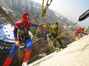 Kejutan! Spider-Man hingga Batman Hibur Anak-anak di Rumah Sakit Italia Kejutan! Spider-Man hingga Batman Hibur Anak-anak di Rumah Sakit Italia