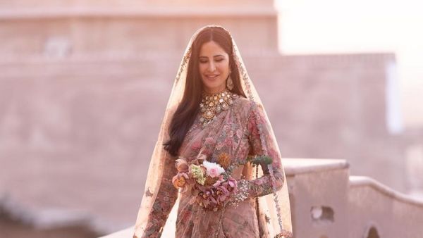 Foto: Pesona Katrina Kaif Pakai Kain Saree Bergaya Modern saat Menikah