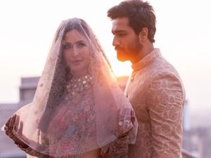 Pose Perdana Katrina Kaif dan Vicky Kaushal Usai Menikah Pose Perdana Katrina Kaif dan Vicky Kaushal Usai Menikah