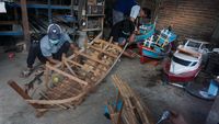 Mengintip Pembuatan Miniatur Kapal Remote Control di Batang