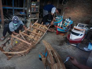 Mengintip Pembuatan Miniatur Kapal Remote Control di Batang