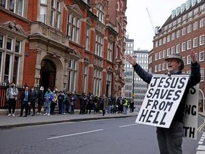 Khawatir Omicron, Warga Inggris Antre Panjang Serbu Booster COVID-19