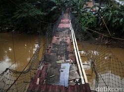 Potret Memprihatinkan Jembatan Gantung di Srengseng Sawah