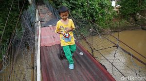 Lihat! Jembatan Gantung di Srengseng Sawah Memprihatinkan