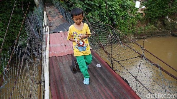 Lihat! Jembatan Gantung di Srengseng Sawah Memprihatinkan