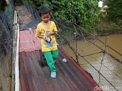 Lihat! Jembatan Gantung di Srengseng Sawah Memprihatinkan