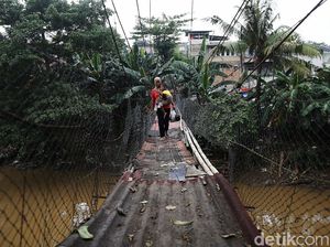 Jembatan Srengseng Sawah Reyot, Ketua RT: Dana Bantuan Terbatas