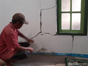 Tanah Gerak di Banjarnegara, 8 Rumah dan 1 Musala Rusak Tanah Gerak di Banjarnegara, 8 Rumah dan 1 Musala Rusak
