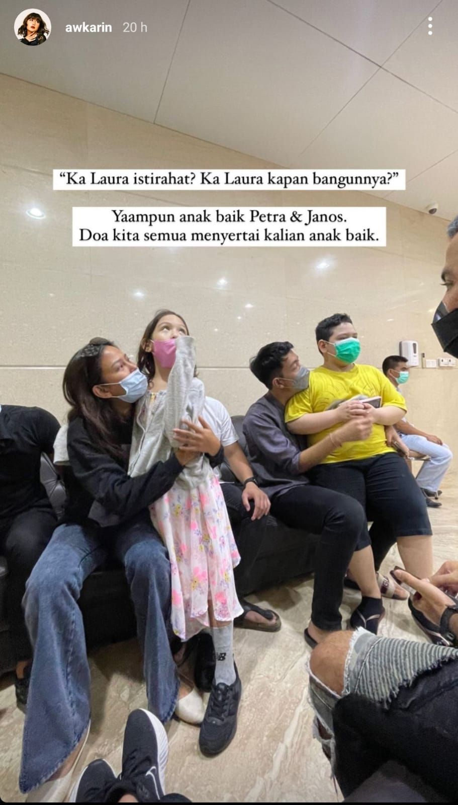 Adik Laura Anna yang bertanya kapan sang kakak bangun dari tidurnya.