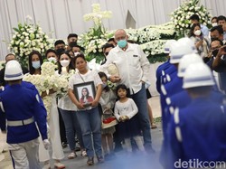 Jenazah Laura Anna Dikremasi, Tangis Sahabat dan Keluarga Tak Terbendung