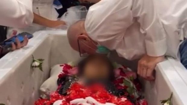 Ayah mencium wajah Laura Anna sebelum dikremasi
