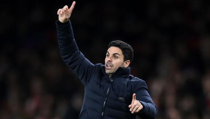 LONDON, ENGLAND - DECEMBER 15: Mikel Arteta, Manager of Arsenal gives their team instructions during the Premier League match between Arsenal and West Ham United at Emirates Stadium on December 15, 2021 in London, England. (Photo by Justin Setterfield/Getty Images)
