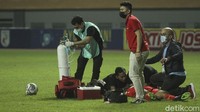 Tim medis dari club Sulut United langsung memberikan pertolongan pertama.