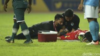 Nampak tim medis memeriksa mulut Fery Bagus. 